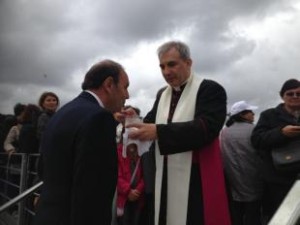 Mons. Balda comunica Bruno Vespa durante il festino
